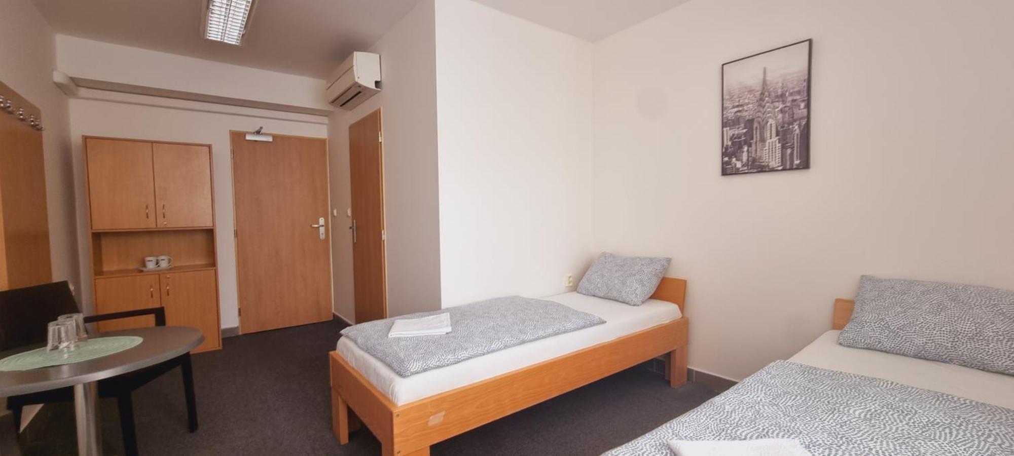 Hotel Rada 俄斯特拉发 外观 照片